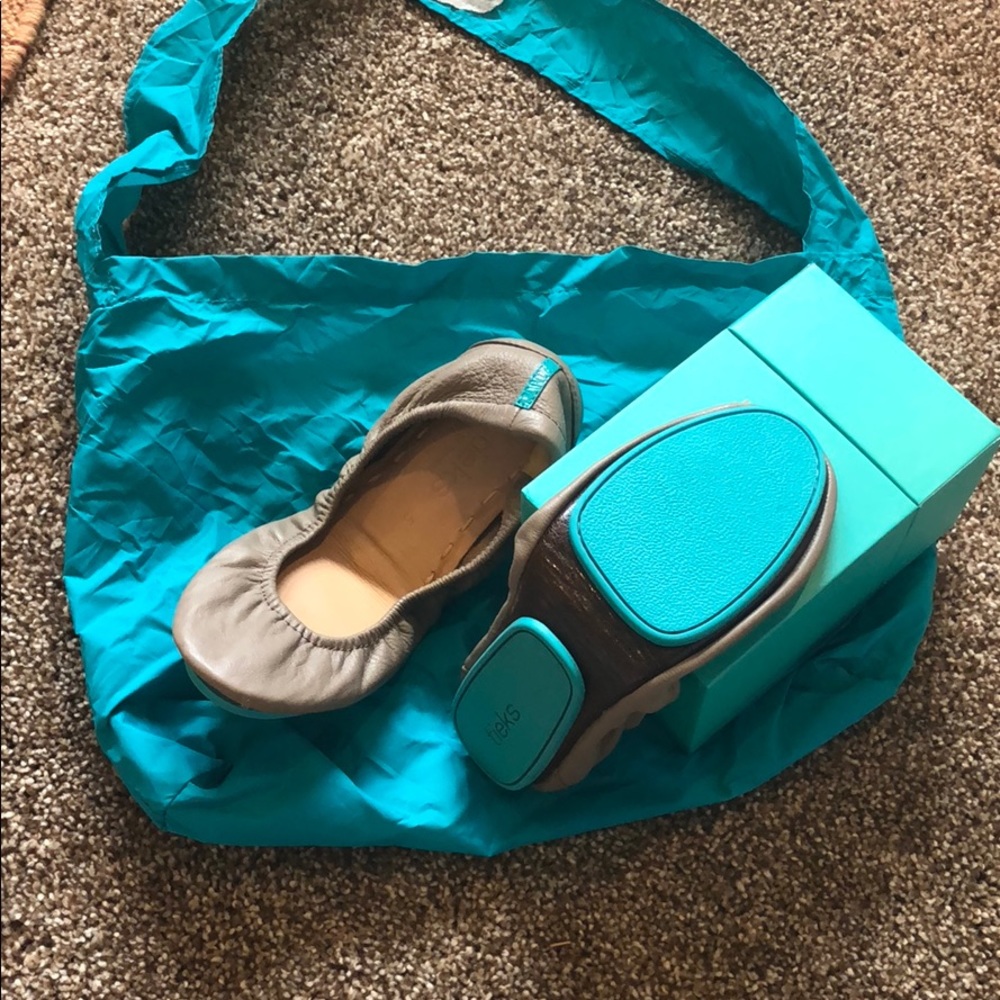 BRAND NEW! NEVER WORN! Tiek flats